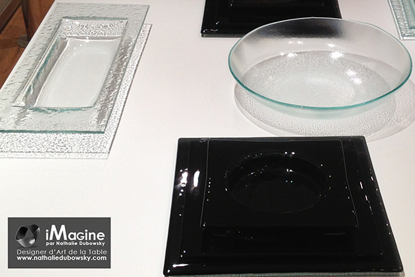 ensemble d'assiettes en verre transparent de couleur noire et grand plat rectangulaire