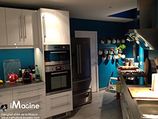 aménagement d'une cuisine équipée blanche et bleue