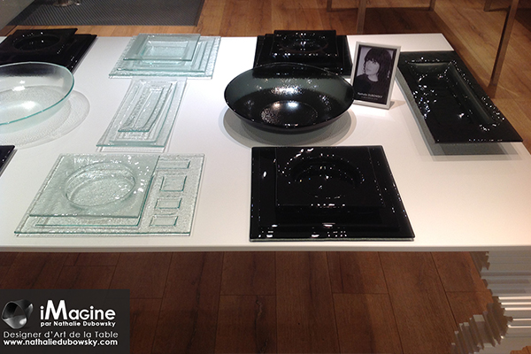 Table avec vaisselles en verre noire et transparente